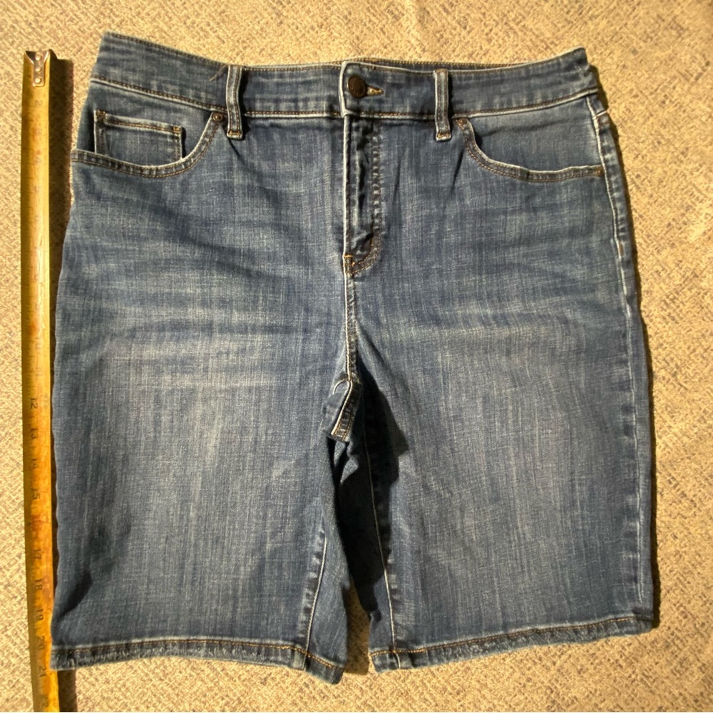 Chico’s So Slimming Girlfriend Short Denim Jean Shorts size 10 30